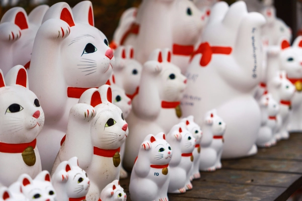 Maneki neko（招き猫）, le chat porte-bonheur traditionnel japonais